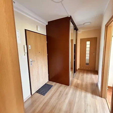 Komfortowy W Ustroniu, 57m2, Dwie Sypialnie, Darmowy Ogrodzony Parking, Osobna Kuchnia, Blisko Czantoria I Szlaki Piesze Устронь